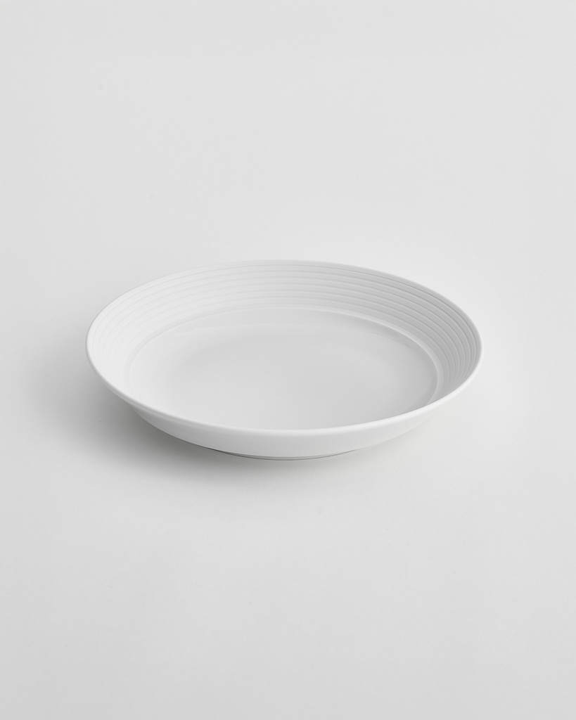 Flacher Teller, hoher Rand